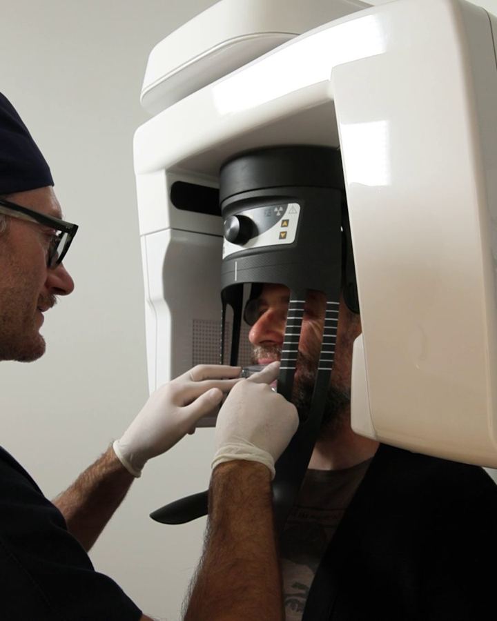 Il Dr. Gaddoni posiziona un paziente per la TAC 3D Cone Beam