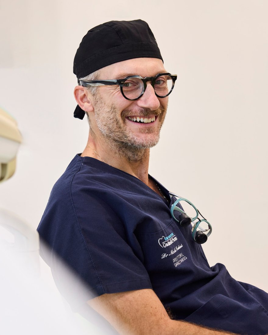 Il Dr. Nicola G. Gaddoni nel suo studio